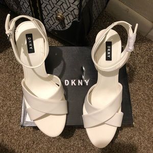DKNY Womens ivy Peep Toe Casual